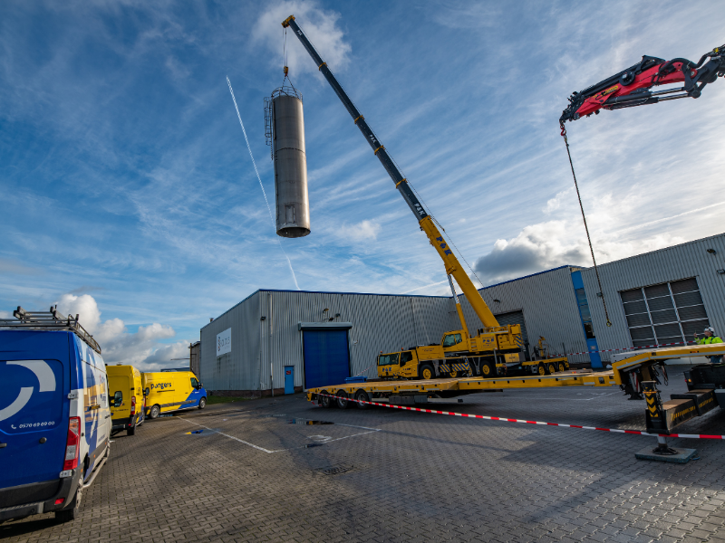 Uithijsen klei-silo en sloopwerkzaamheden te Zutphen