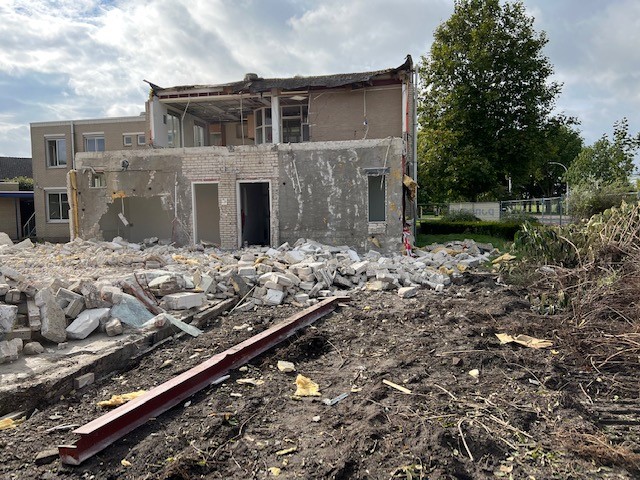 Sloop en asbestsanering voormalig politiebureau Rijssen door Pongers Precisie Sloop