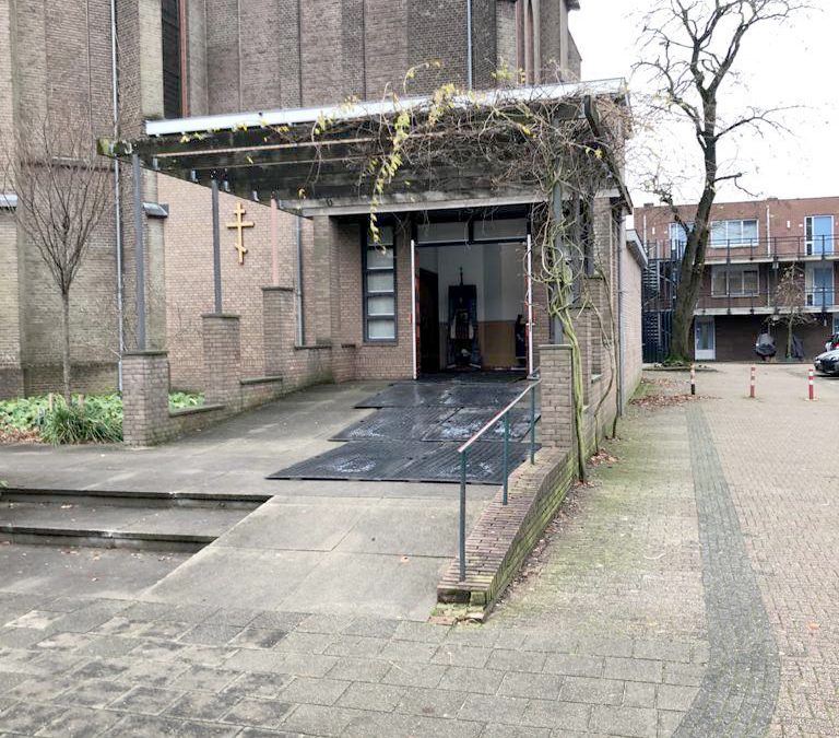 Precisiesloop van podiumdeel in Orthodoxe kerk Amersfoort